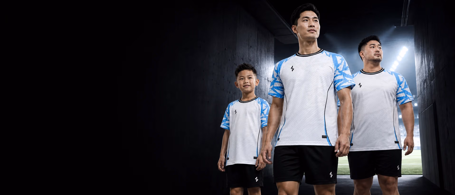 Ba vận động viên Kid, Adult và Big Size mặc đồng phục Strivend GO SG03 trong đường hầm sân vận động